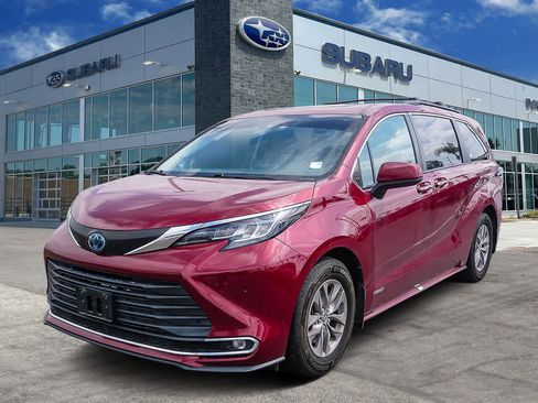 Used 2021 Toyota Sienna XLE w/ XLE Plus Package FWD image 1