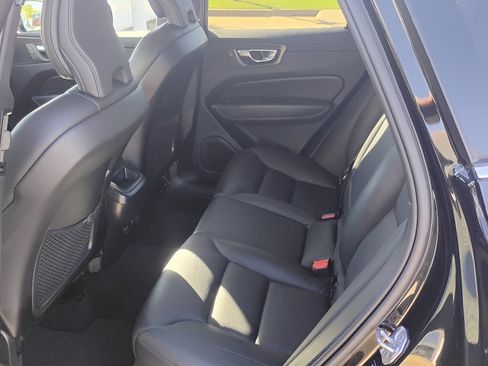 Used 2022 Volvo XC60 B5 Momentum image 18
