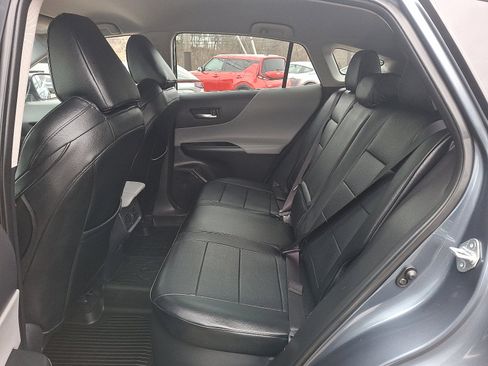 Used 2023 Toyota Venza LE image 10