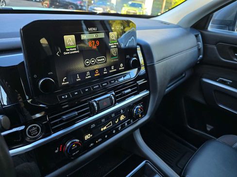 Used 2024 Nissan Pathfinder SL w/ Black Appearance Package image 27