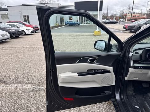 Certified 2024 Kia Carnival LX image 17