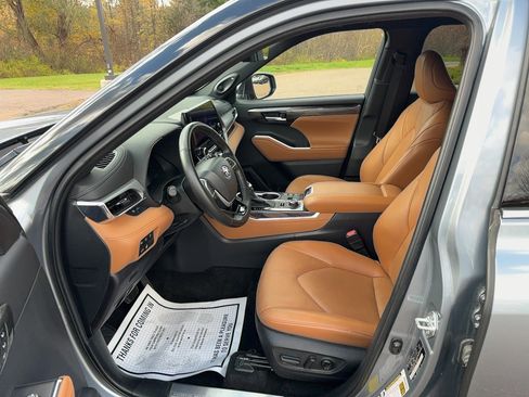 Used 2023 Toyota Highlander Platinum image 10