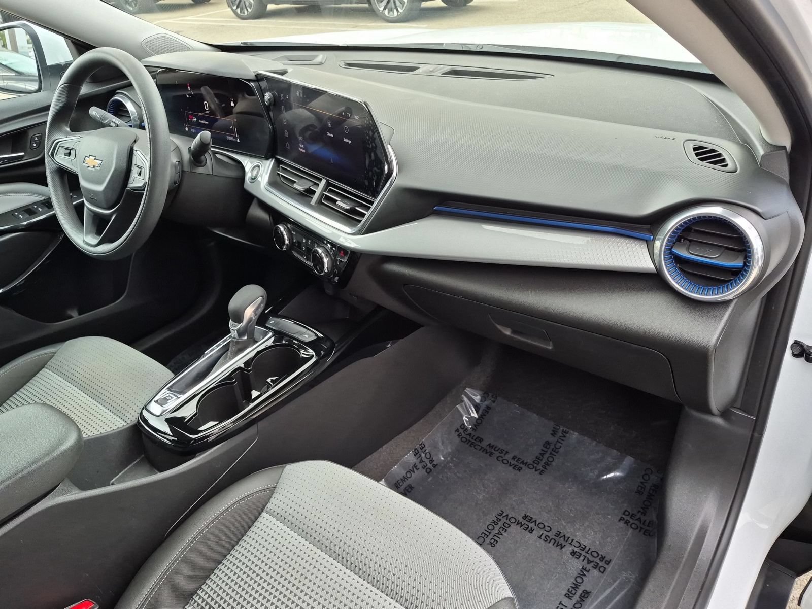 Used 2025 Chevrolet Trax LT w/ LPO, Blackout Package FWD image 28