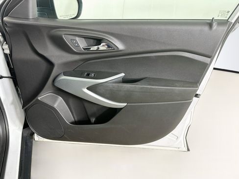 Used 2025 Chevrolet Trax LS FWD image 31