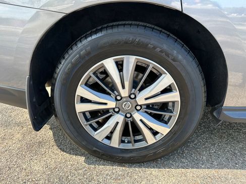 Used 2017 Nissan Pathfinder SV w/ SV Tech Package image 16