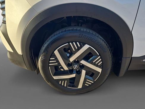 Used 2025 Nissan Kicks SV w/ Illumination Package image 10