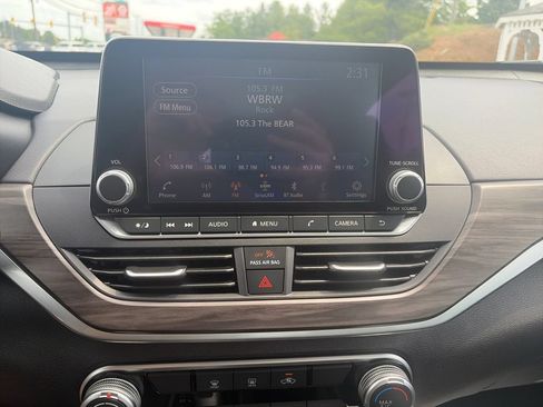 Used 2025 Nissan Altima 2.5 SV FWD image 19