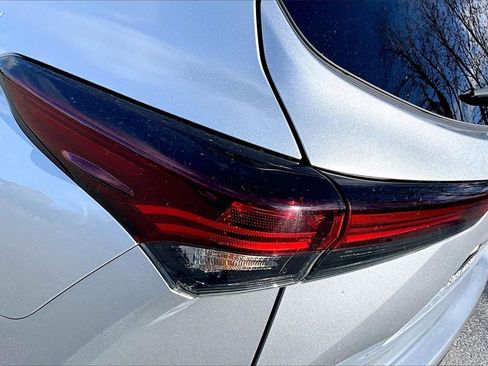 Used 2024 Toyota Highlander LE image 21