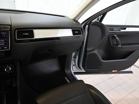 Used 2017 Volkswagen Touareg Sport AWD/4WD image 29