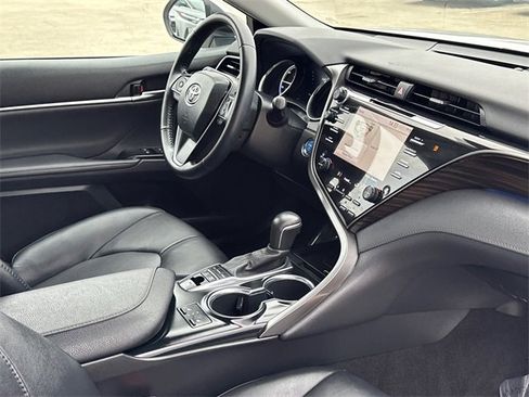Used 2020 Toyota Camry XLE image 9