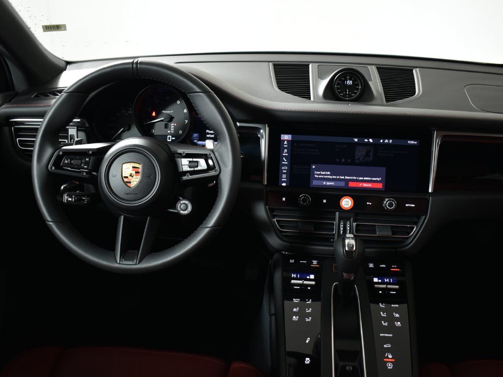 Used 2026 Porsche Macan AWD/4WD image 17