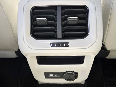 Used 2022 Volkswagen Tiguan SE image 11