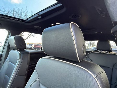 Used 2023 Chevrolet Traverse Premier image 11