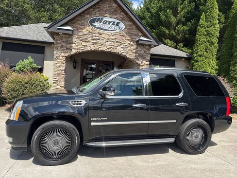 Used 2012 Cadillac Escalade Luxury AWD/4WD image 1