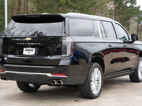 Used 2025 Chevrolet Suburban High Country image 3