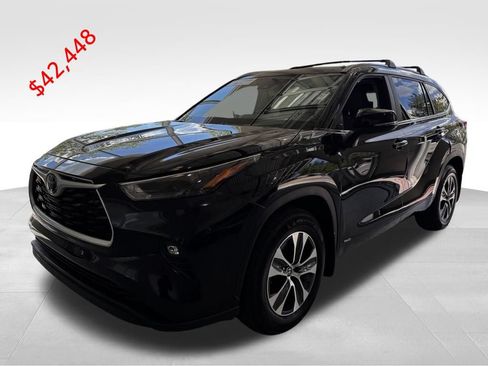 Certified 2023 Toyota Highlander XLE AWD/4WD image 4