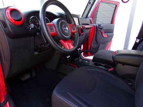 Used 2016 Jeep Wrangler Unlimited Sahara w/ Connectivity Group image 17