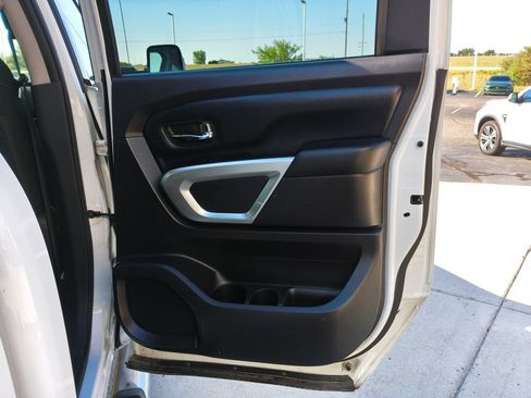 Used 2017 Nissan Titan SV AWD/4WD image 18