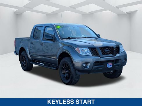 Used 2021 Nissan Frontier SV w/ Midnight Edition Floor Mats AWD/4WD image 2