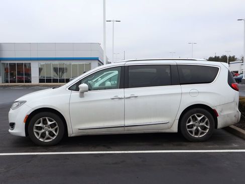 Used 2017 Chrysler Pacifica Touring-L Plus w/ Tire & Wheel Group image 6