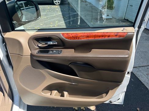 Used 2016 Chrysler Town & Country Touring FWD image 16
