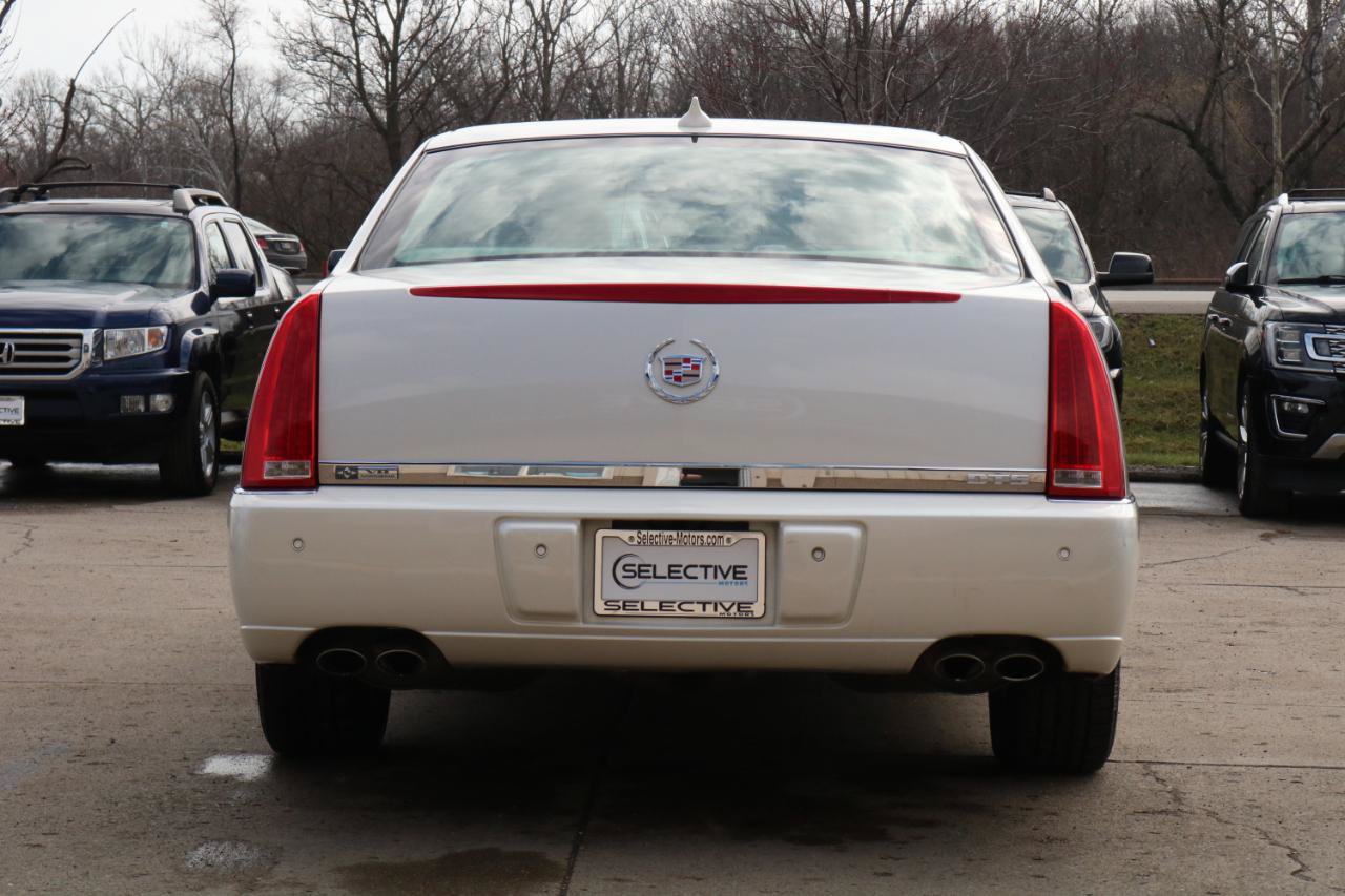Used 2009 Cadillac DTS w/ Sun And Sound Package FWD image 10