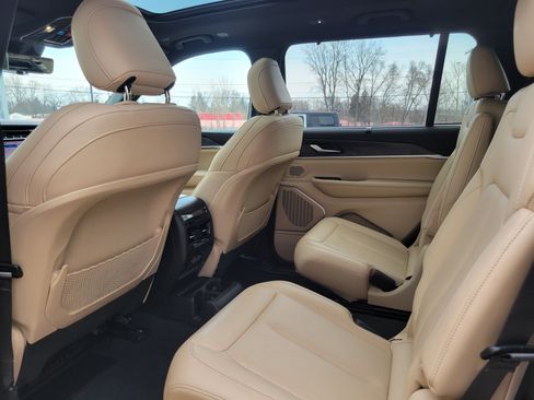 Used 2024 Jeep Grand Cherokee L Limited w/ Luxury Tech Group II image 19