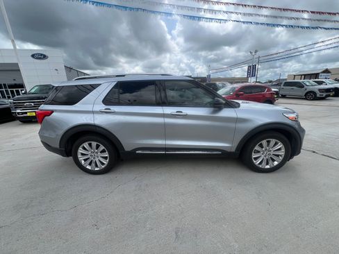 Used 2022 Ford Explorer Limited w/ Equipment Group 301A RWD image 2
