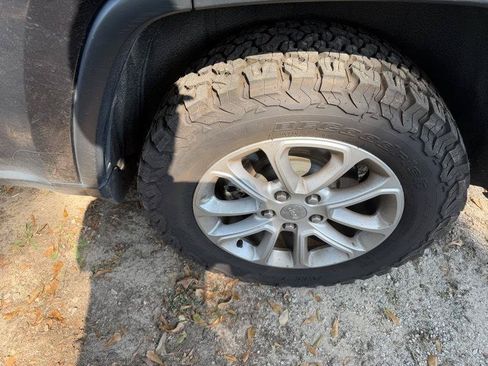 Used 2014 Jeep Grand Cherokee Laredo w/ 18" Wheel & 8.4" Radio Group RWD image 7
