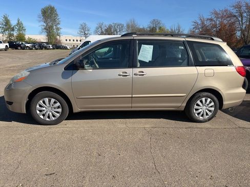 Used 2010 Toyota Sienna CE image 3
