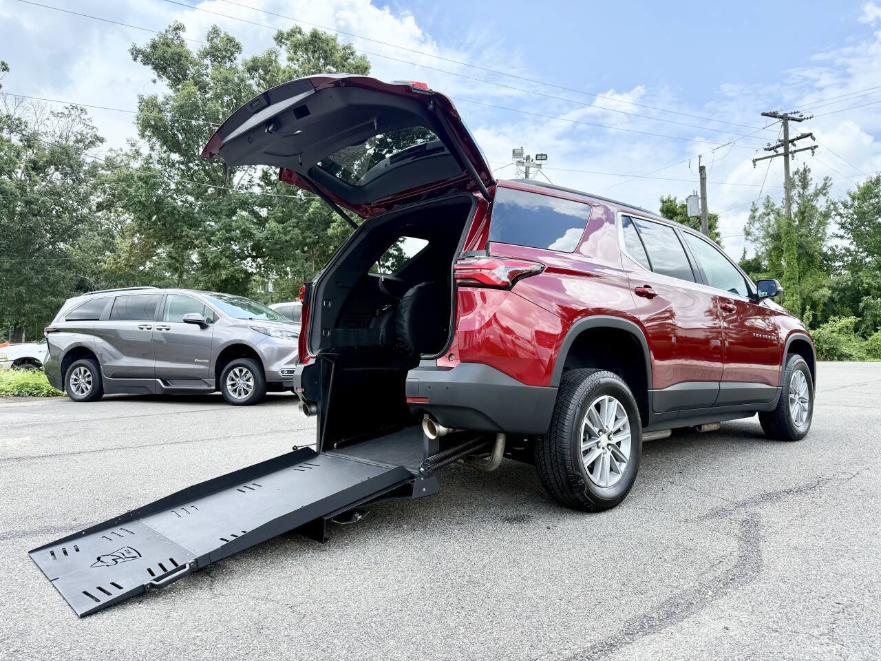 Used 2022 Chevrolet Traverse LT FWD image 2
