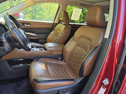 Used 2024 Nissan Pathfinder Platinum w/ Cargo Package AWD/4WD image 13