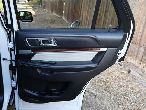 Used 2016 Ford Explorer Platinum AWD/4WD image 27