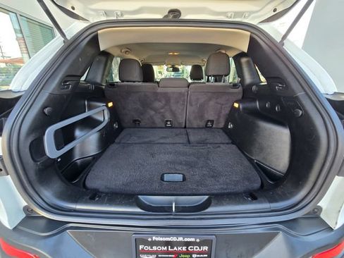 Used 2018 Jeep Cherokee Latitude FWD image 18