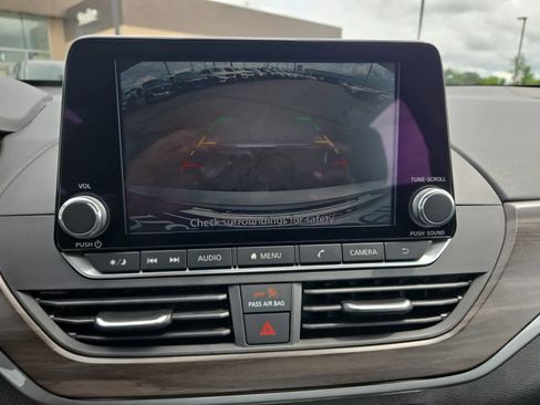 Used 2025 Nissan Altima 2.5 SV FWD image 17