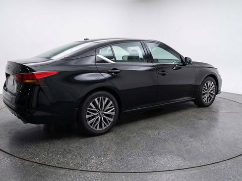 Used 2025 Nissan Altima 2.5 SV image 9