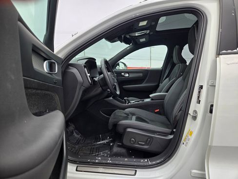 Used 2023 Volvo XC40 B5 Plus w/ Climate Package image 11