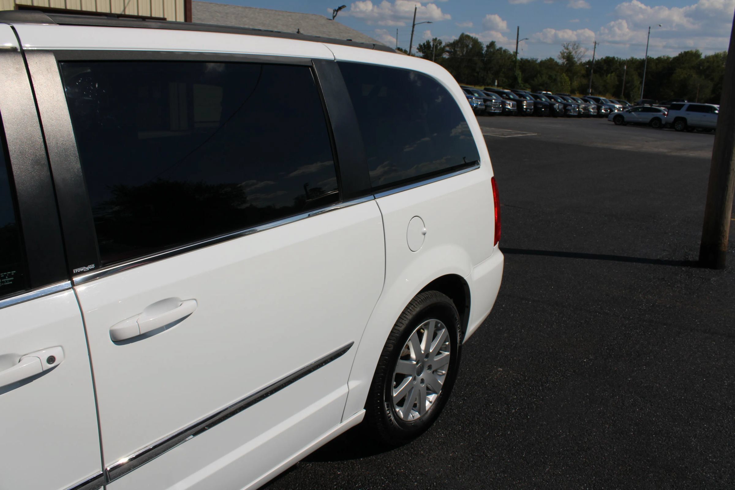 Used 2014 Chrysler Town & Country Touring FWD image 4