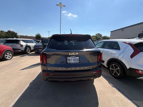 Used 2022 Kia Sorento LX FWD image 8