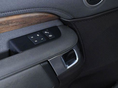 Used 2019 Land Rover Discovery HSE image 22