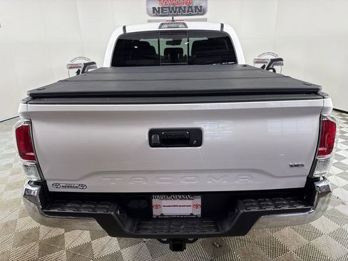 Used 2022 Toyota Tacoma TRD Off-Road AWD/4WD image 4