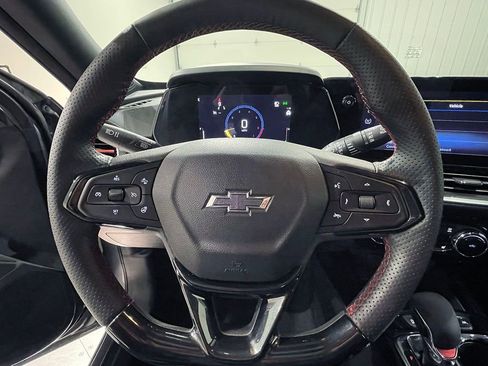 Used 2025 Chevrolet Trax RS FWD image 35