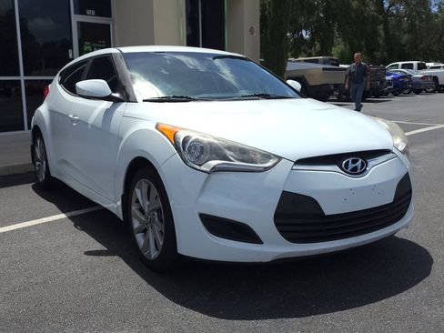 Used 2016 Hyundai Veloster FWD image 3