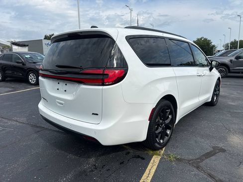 Used 2024 Chrysler Pacifica Touring-L w/ S Appearance Package AWD/4WD image 7