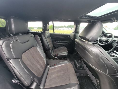 Used 2023 Jeep Grand Cherokee L Laredo AWD/4WD image 37