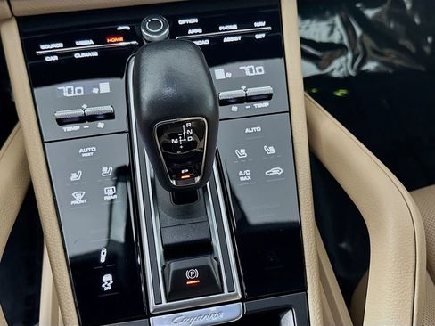 Used 2023 Porsche Cayenne Platinum Edition image 19