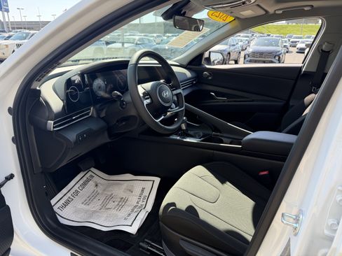 Certified 2025 Hyundai Elantra SEL FWD image 23
