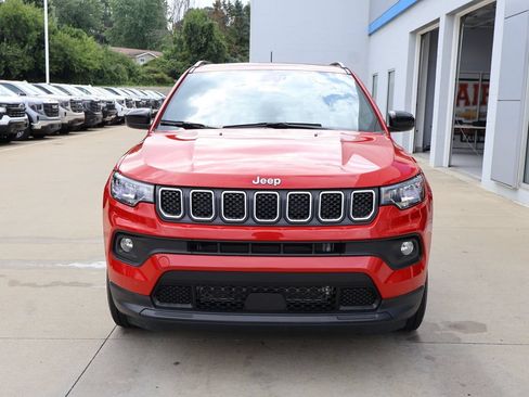 Used 2024 Jeep Compass Latitude w/ Sun and Sound Group AWD/4WD image 5