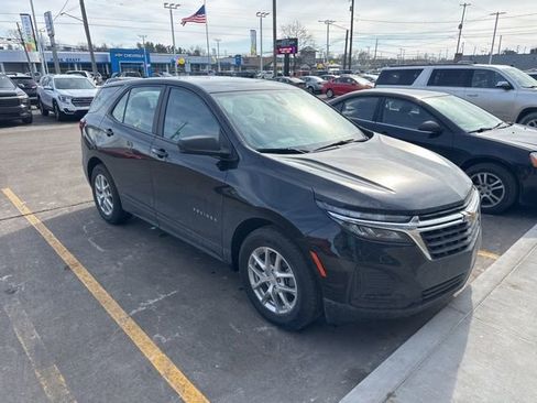 Used 2022 Chevrolet Equinox LS image 2