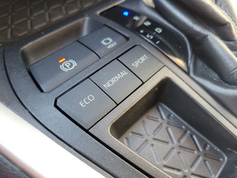 Used 2021 Toyota RAV4 XLE Premium image 23